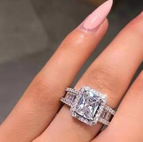 Jewellery ring with diamonds